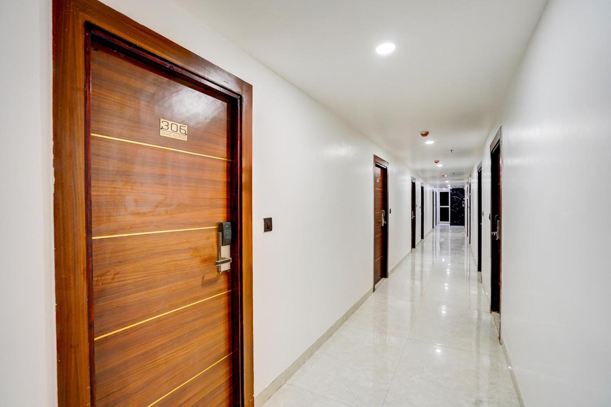 Townhouse Grand Address Hotel And Banquet 가지아바드 외부 사진